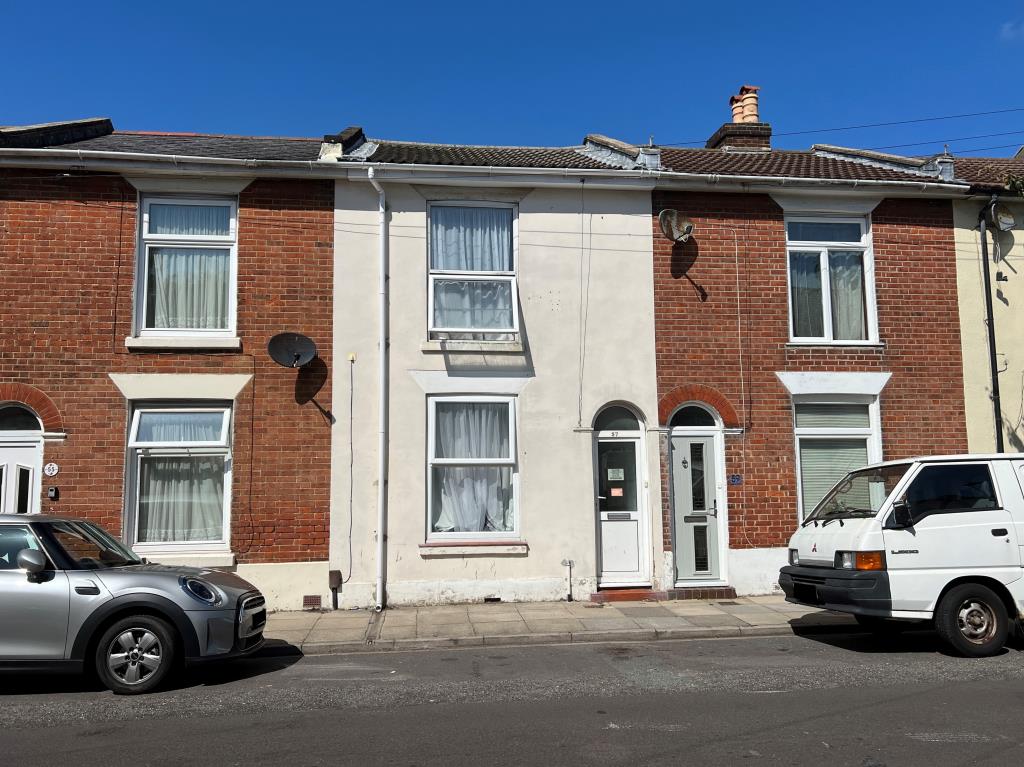 Lot: 56 - FREEHOLD FOUR-BEDROOM HMO - Front view of terraced HMO